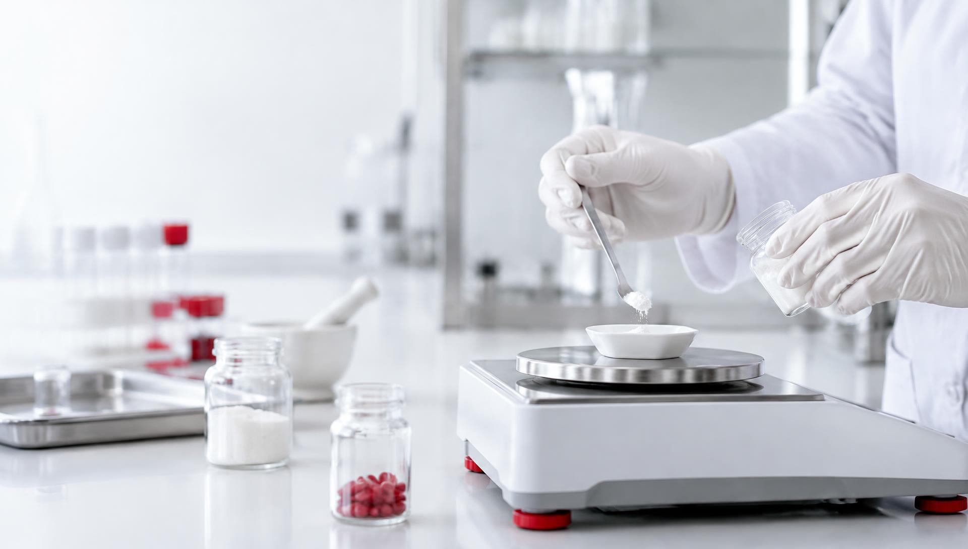 Profesional farmacéutica pesando polvo en una balanza de precisión